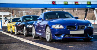 Luxuslimousine und Sportwagen auf der Straße – Autoexport aus Wuppertal Luxuslimousine und Sportwagen auf der Straße – Autoexport aus Wuppertal